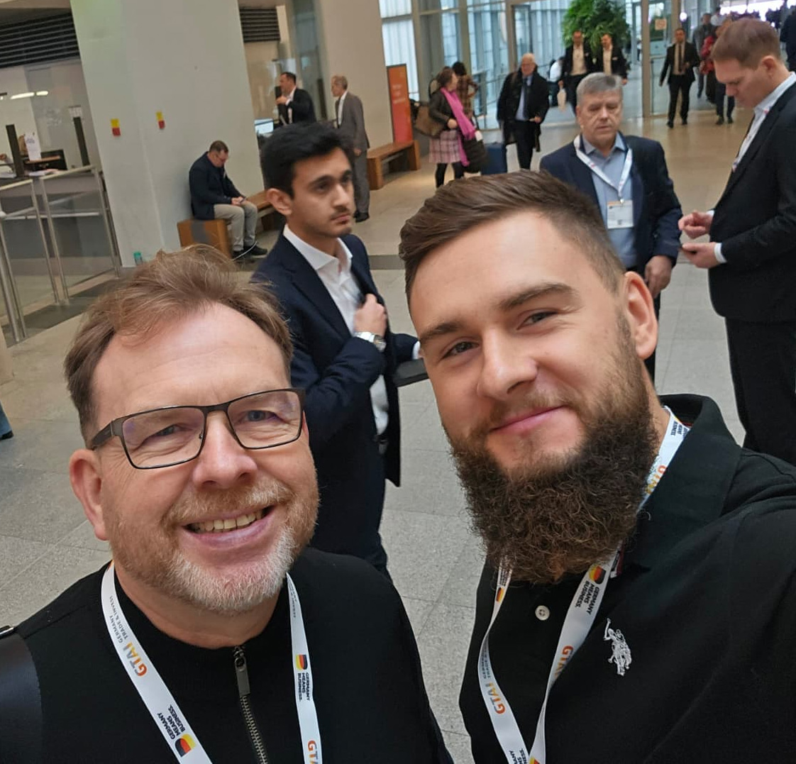 Przedstawiciel HEPY podczas spotkania biznesowego na targach MEDICA 2025 w Düsseldorfie